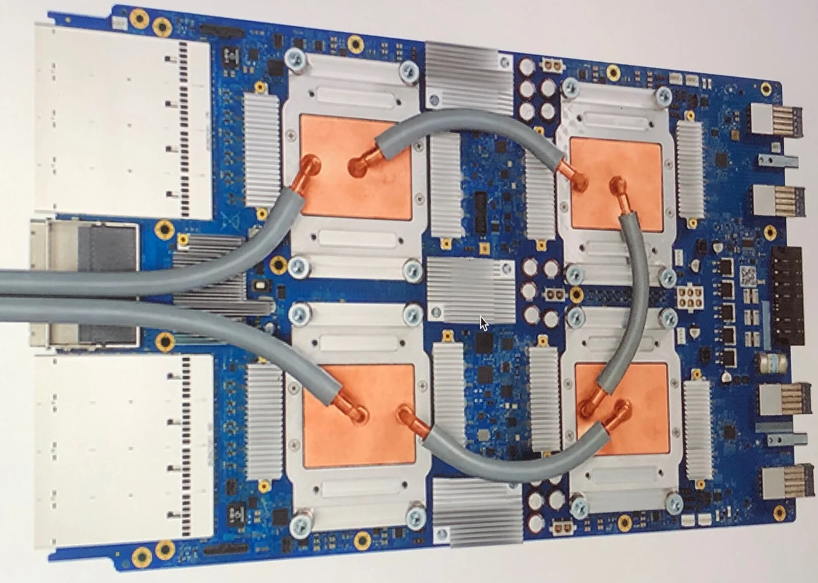 TPU 3.0 장치를 찍은 사진. Google의 AI 가속기 칩 하드웨어가 보인다.