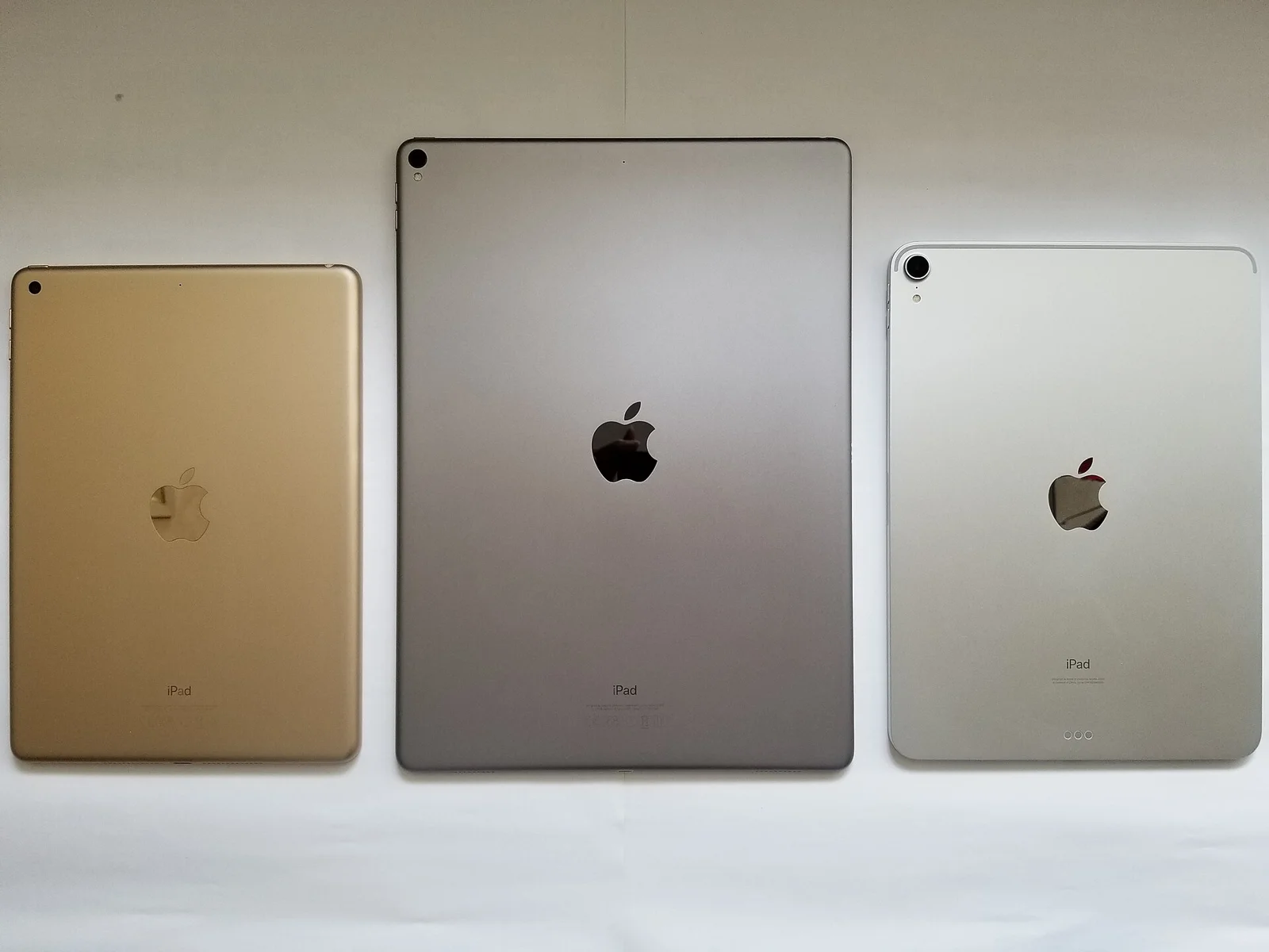 금색 iPad, 스페이스 그레이 iPad Pro, 실버 iPad Pro가 나란히 놓여 있는 사진