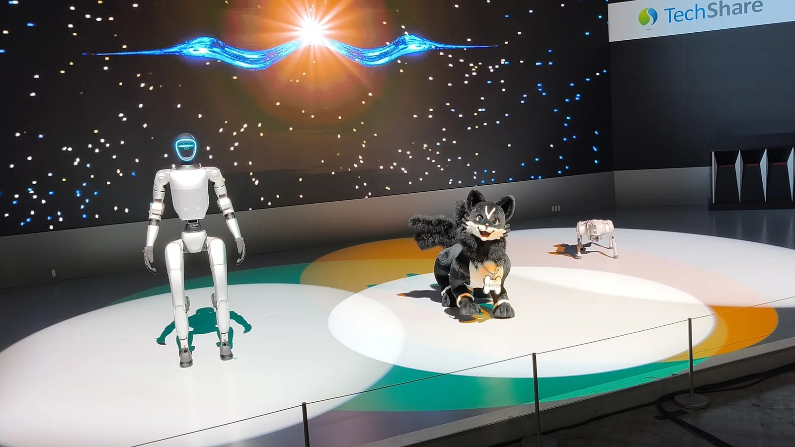 일본 도쿄 빅사이트에서 열린 Japan Mobility Show 2025 무대 사진. 왼쪽부터 Unitree Robotics의 휴머노이드 로봇 Unitree G1, VISIONOID가 개발한 동물형 로봇 FOX, 그 옆의 다른 로봇이 나란히 서 있다.