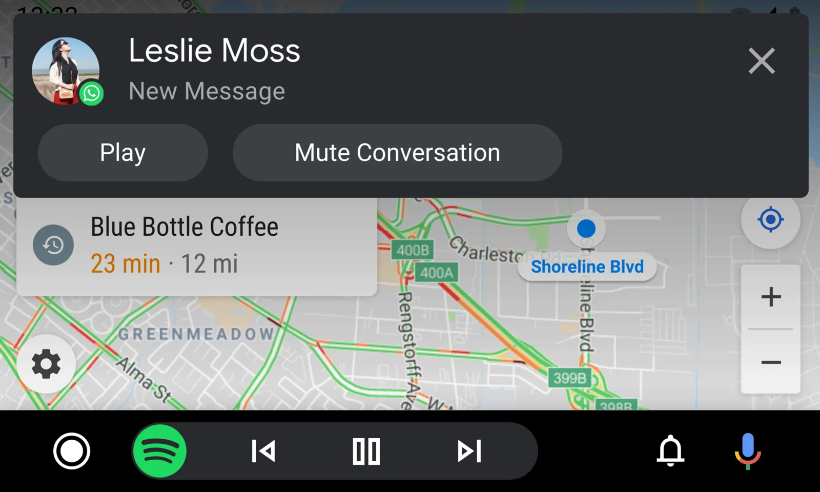 스마트폰과 연동되어 자동차 안에서 실행되는 Android Auto 사용자 인터페이스 화면