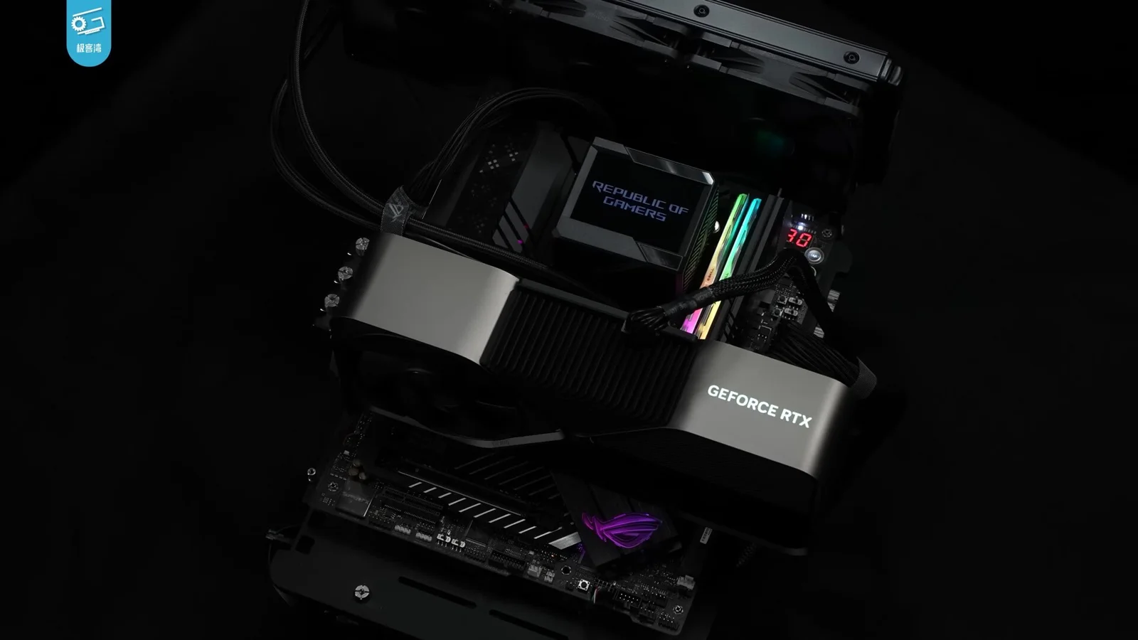 NVIDIA GeForce RTX 4090 그래픽카드를 소개하는 영상. 제품 외관과 기판(PCB)을 보여 주고 성능 비교 자료를 함께 다룬다.