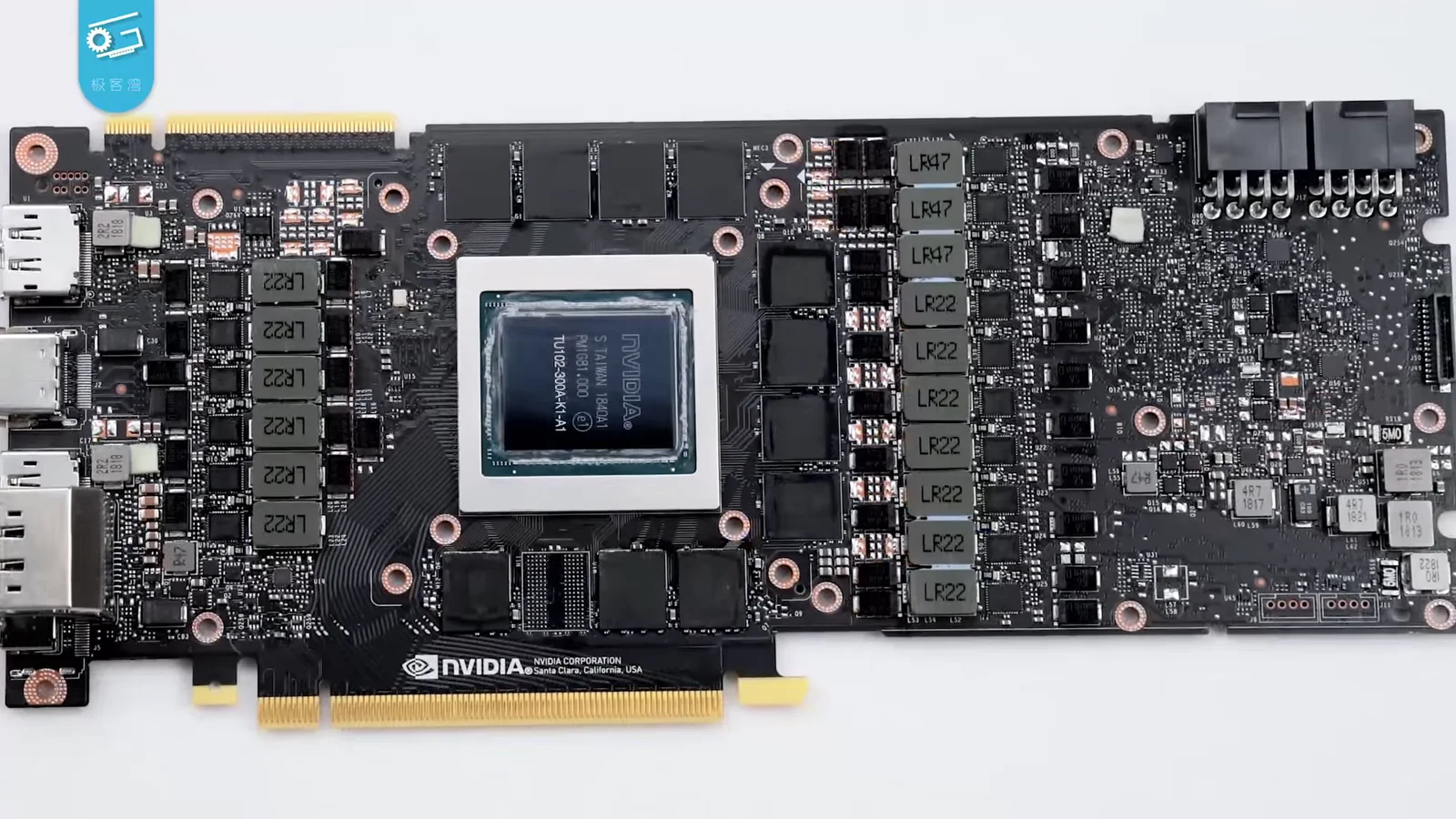 NVIDIA GeForce RTX 2080 Ti 그래픽카드를 찍은 사진. 기판 위 GPU 칩과 회로 배선이 드러나 보인다.
