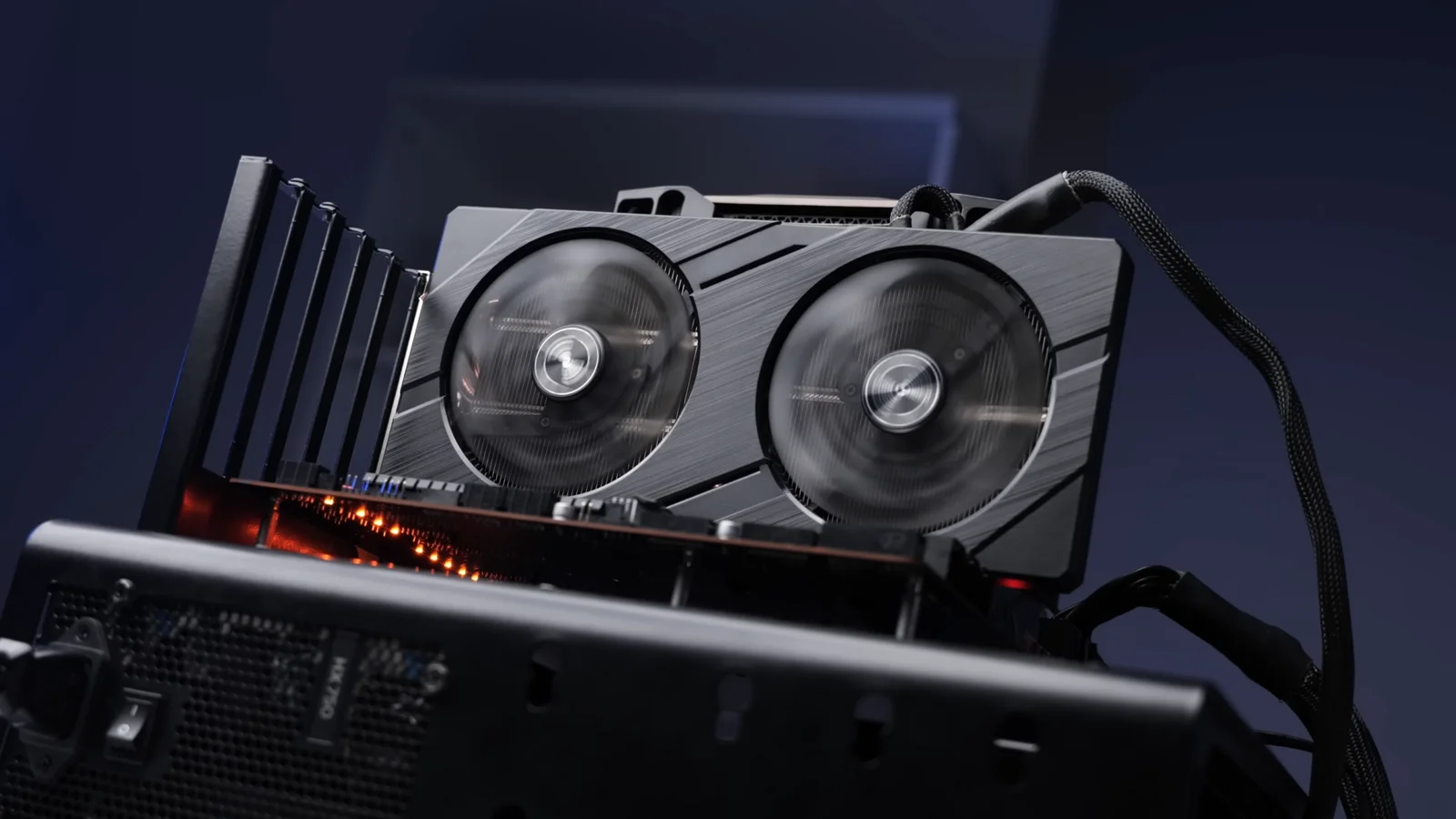 Intel Arc B580 그래픽카드를 소개하는 영상의 한 장면.