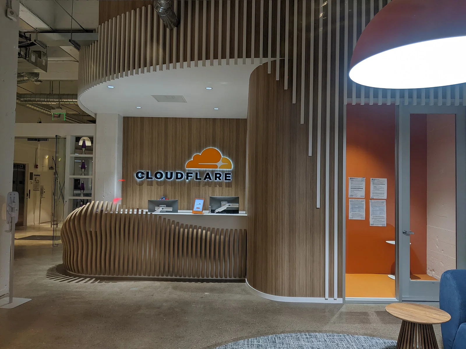 유리창 너머로 보이는 Cloudflare 사무실 1층 출입구 주변 모습. 길가에서 안을 들여다본 장면이다.
