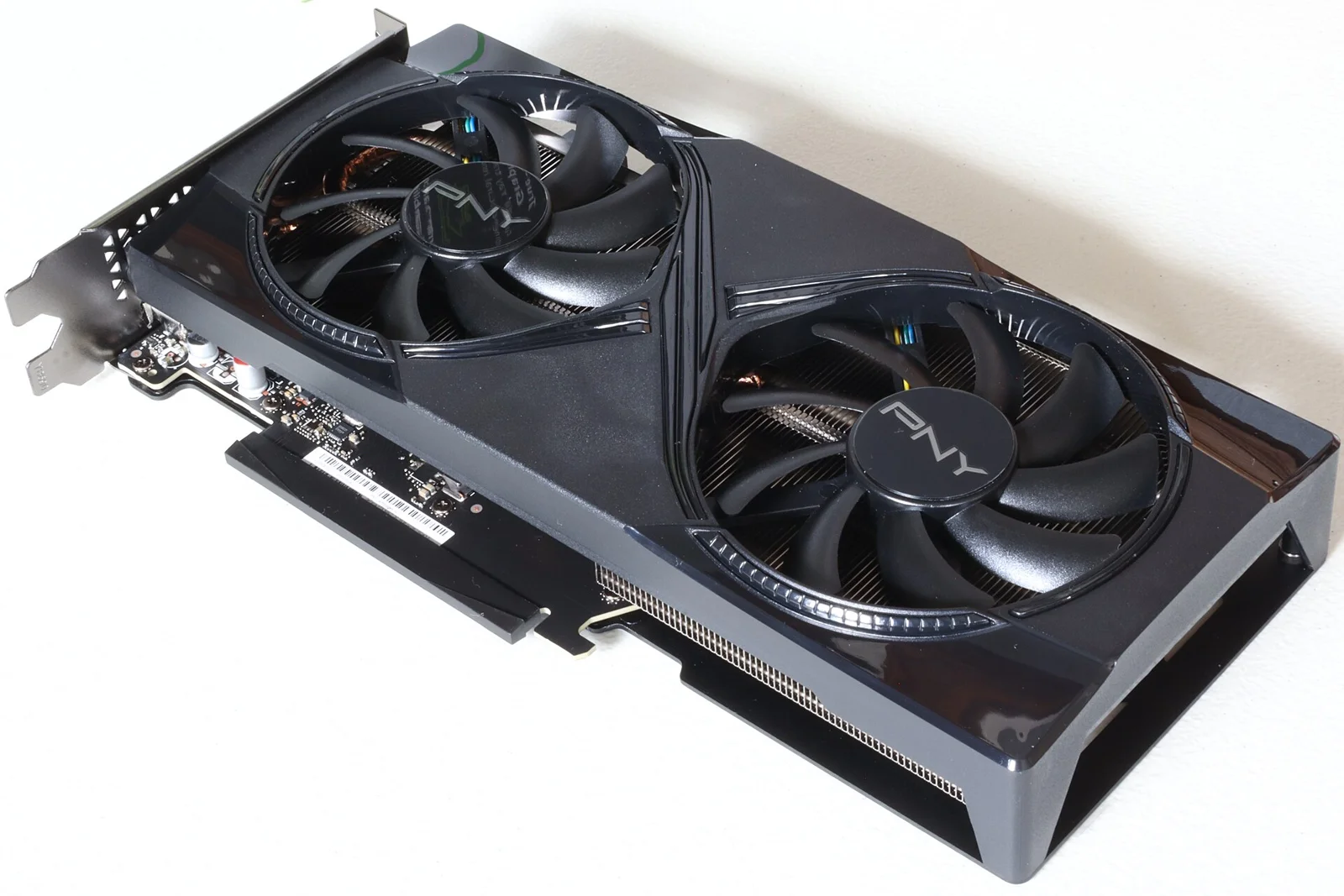검은색 외장 케이스에 팬 두 개가 달린 NVIDIA GeForce RTX 5060 Ti 16GB 그래픽카드의 정면 사진이다.