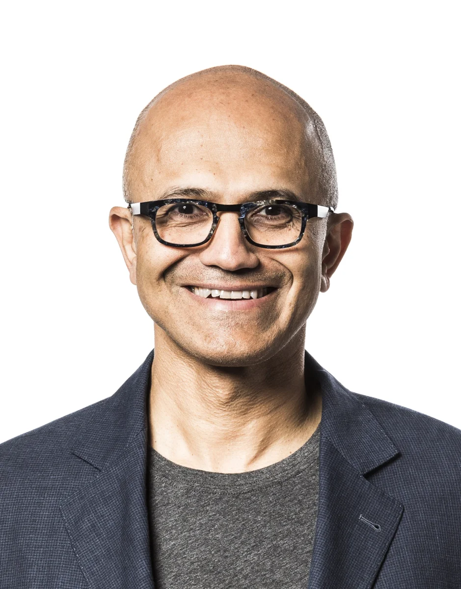 Microsoft CEO 사티아 나델라의 정면 사진. 정장 차림으로 밝은 배경 앞에 서 있다.