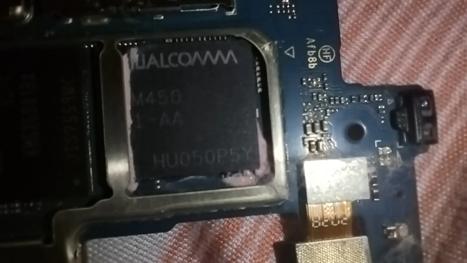 Qualcomm Snapdragon 450 모바일 칩셋을 찍은 사진으로, 칩 패키지와 표면의 회로 구성이 보인다.