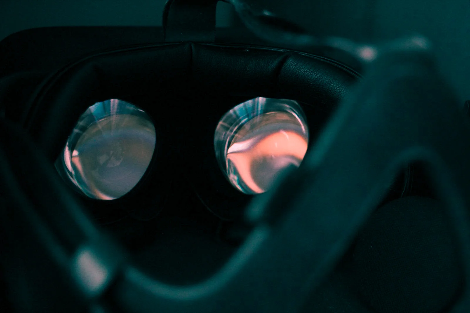 VR 헤드셋(Oculus Rift)의 모습. XR 앱 개발을 다룬 기사 주제와 관련된 기기 이미지다.