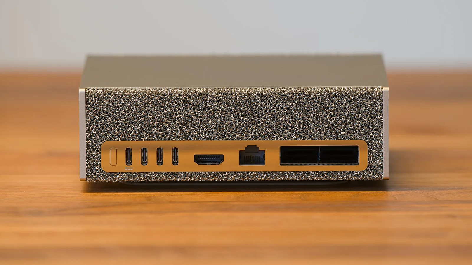 검은색 소형 AI 컴퓨터 NVIDIA DGX Spark의 후면 패널 사진. 전원 버튼, 여러 개의 USB-C 포트, 이더넷 단자와 통풍구가 보인다.