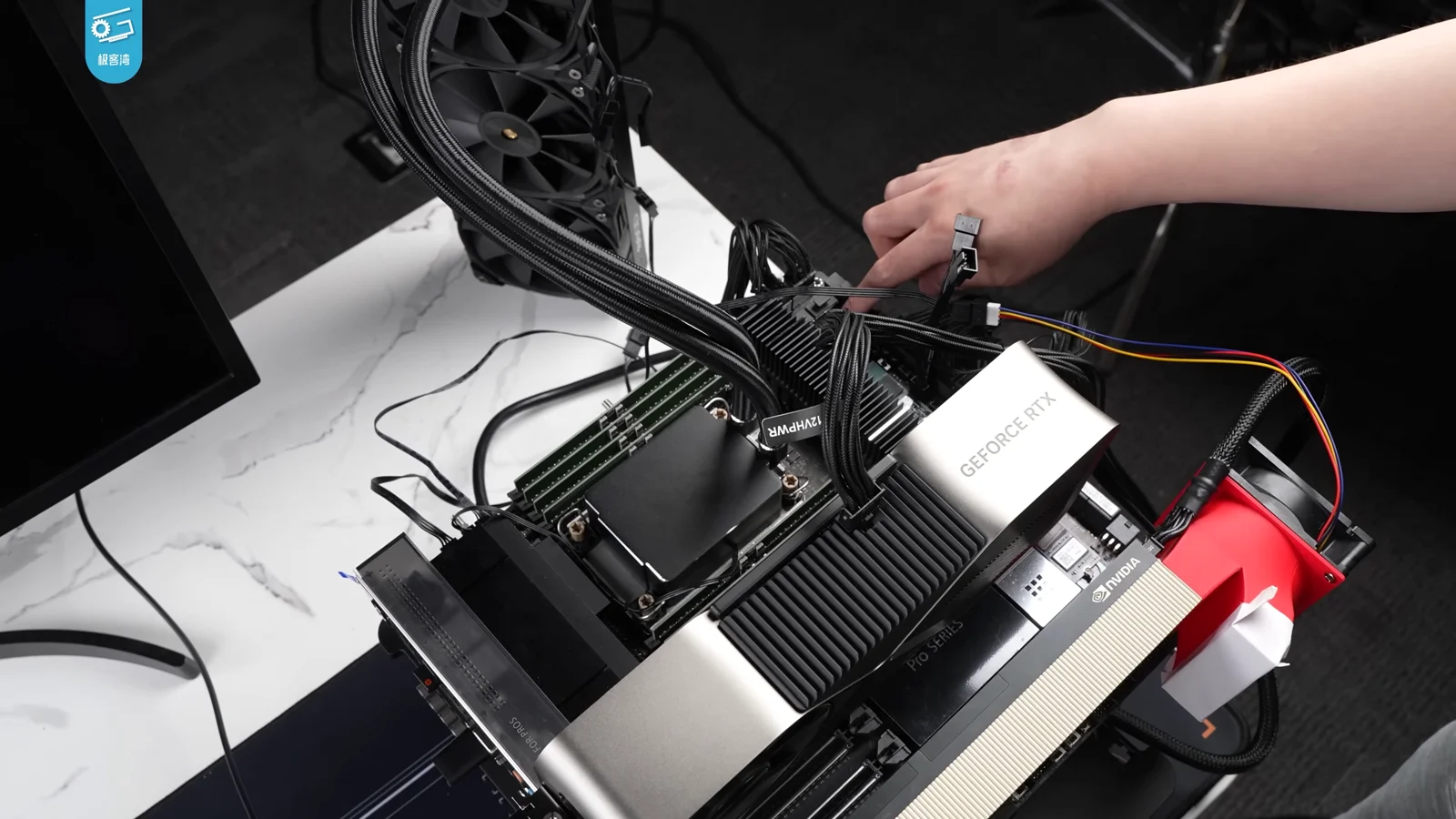 NVIDIA H100 그래픽카드를 정면에서 찍은 사진. 검은색 기판과 방열 구조가 보인다.