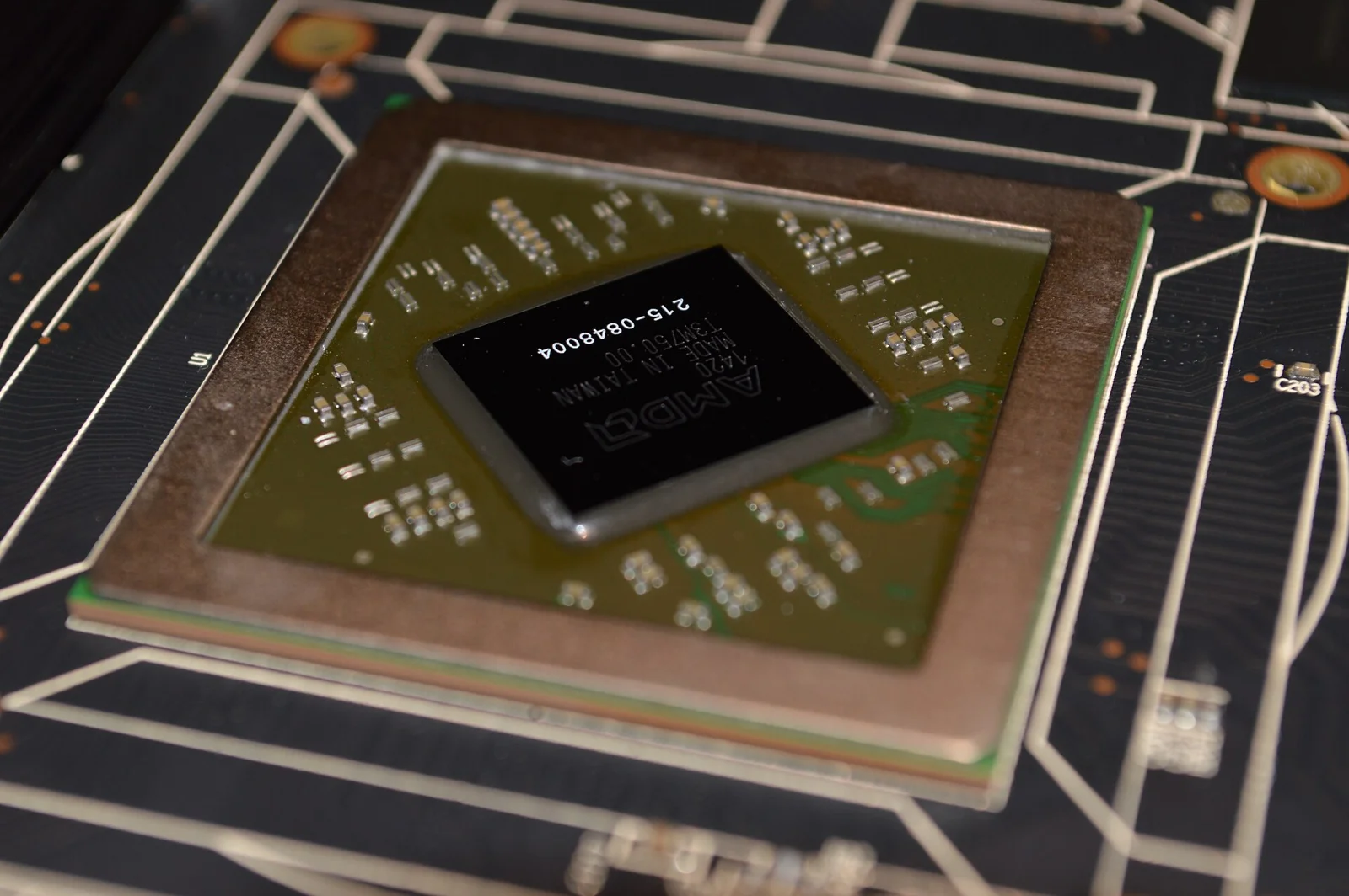 그래픽 처리장치(GPU)의 모습을 담은 사진. 학습에 쓰이는 연산 장치를 나타낸다.