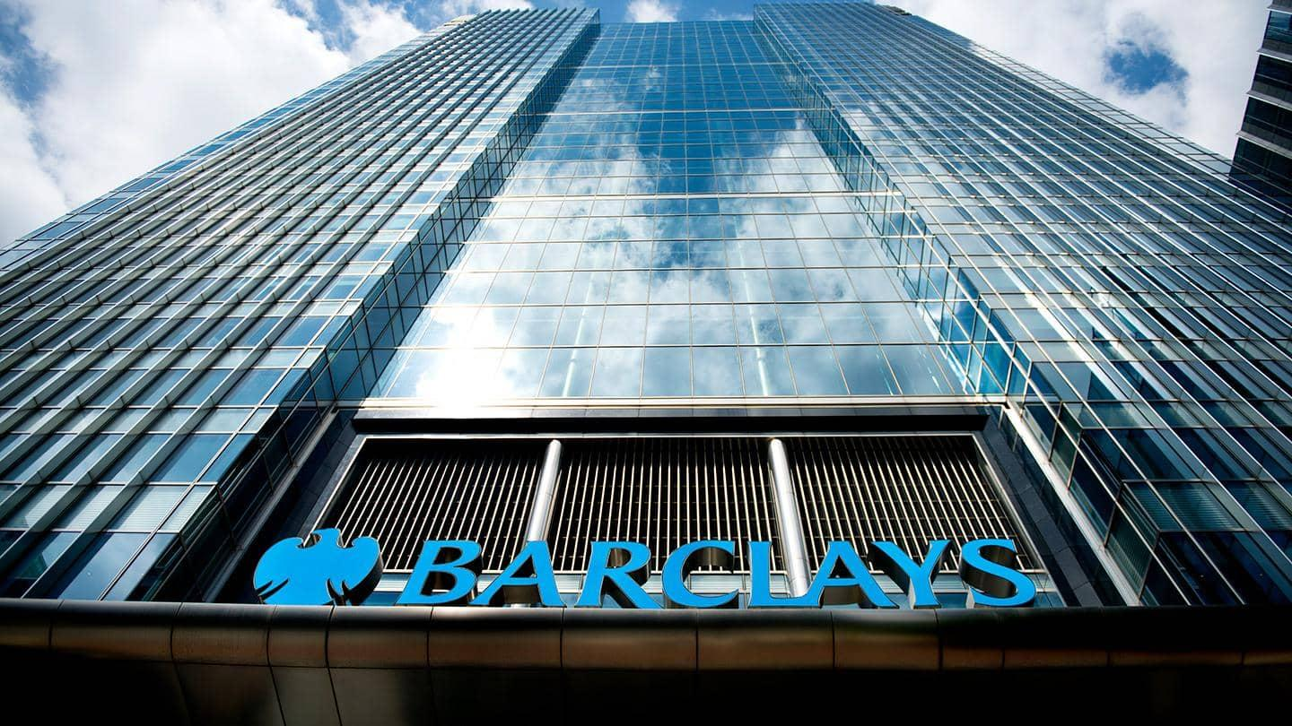 하늘을 배경으로 올려다본 Barclays 본사 외벽과 파란색 Barclays 간판